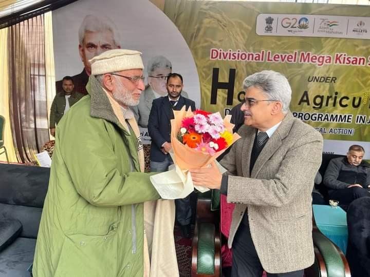 Our elder greeted with flowers by the NITI Aayog chairman at the Divisional Level Mega Kisan Mela under the Holistic Agriculture Development Programme, J&K
