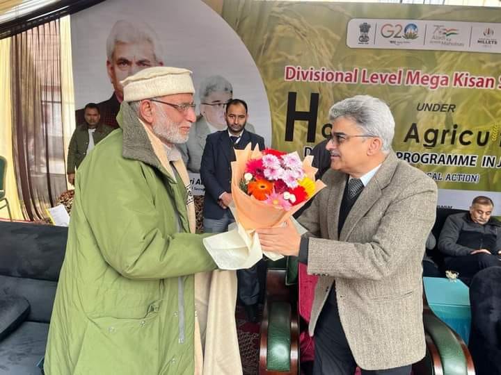 Our elder greeted with flowers by the NITI Aayog chairman at the Divisional Level Mega Kisan Mela under the Holistic Agriculture Development Programme, J&K