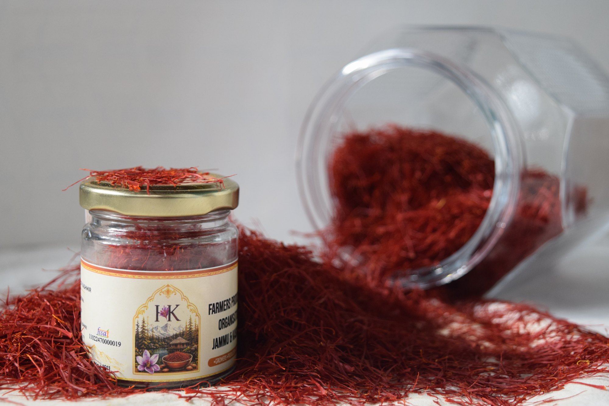 Label laga hua jar aur uske paas khule crimson dhaage.